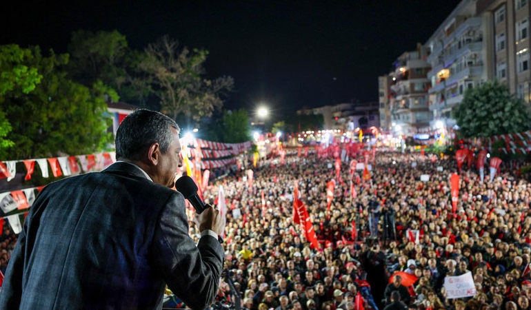 Özel’den Silivri’de ‘Zekeriya Öz’ mesajı… Yurttaşlar DEM Parti’yi alkışlamadı
