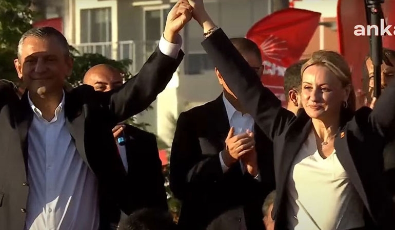 DEVA Partisi’nden istifa eden Seda Kaya Ösen, İzmir mitinginde CHP’ye katıldı