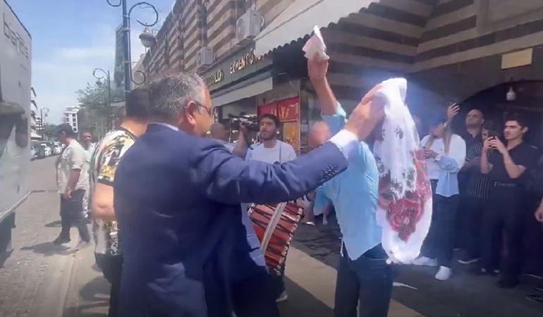 PKK’nın ‘fesih’ kararı sonrası CHP’li Sezgin Tanrıkulu halay başı oldu