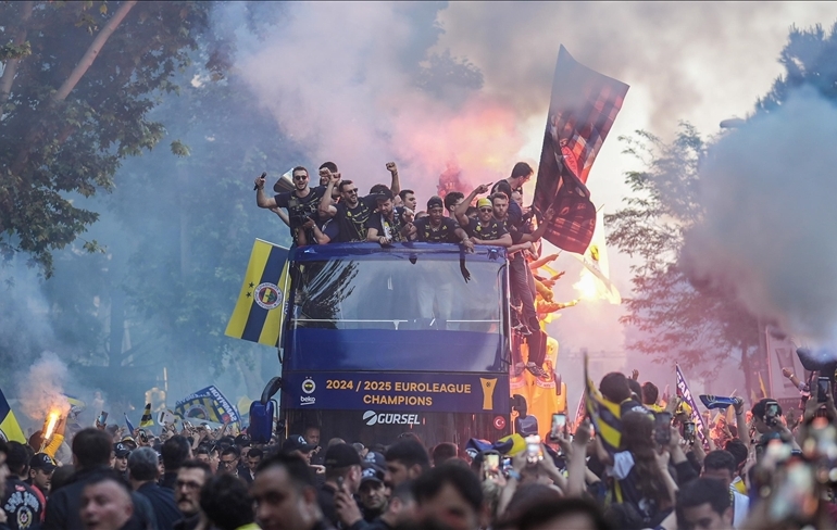 Fenerbahçe Beko, THY Avrupa Ligi şampiyonluğunu taraftarıyla kutladı
