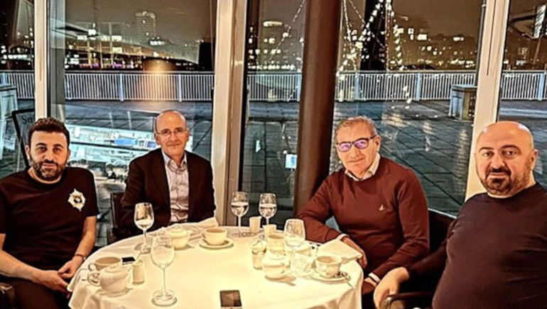 ‘Masasındaki kişi suç örgütü liderinin ortağı çıktı’ haberi: Mehmet Şimşek’ten açıklama geldi…