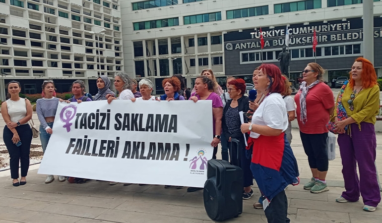 Kadınlardan belediye önünde taciz isyanı!