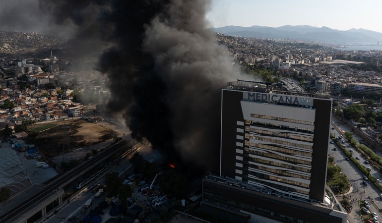 İzmir’de yangın: Hastane tahliye edildi!