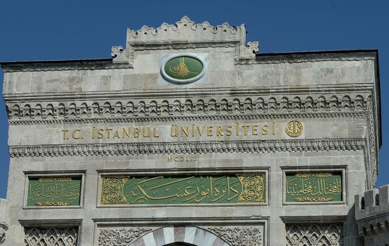 İstanbul Üniversitesi mezuniyetinde ‘toplu dua’