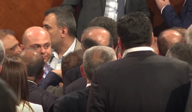 İBB Meclisi’nde gerginlik: AKP ve CHP’li üyeler birbirinin üzerine yürüdü