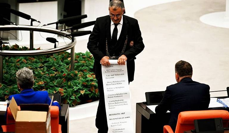 CHP’li vekil, çoklu maaş alanların 54 metrelik listesiyle kürsüye çıktı