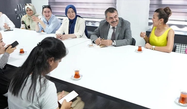 Öğretmenden Bakan Tekin’e tuhaf yorum: ‘Kalp atıyorsunuz ya çıldırıyoruz’