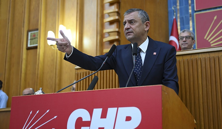 Özgür Özel’den ‘kurultay davası’ çıkışı: Seçim olmadan gelecek adamın alnını karışlarız