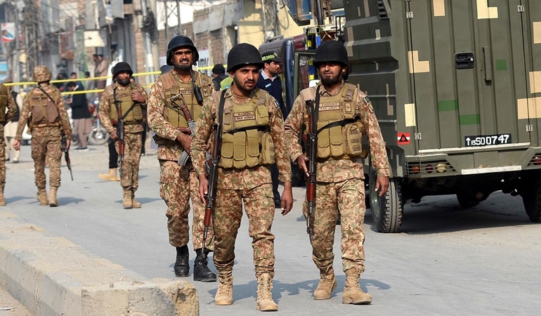 Pakistan’da terör saldırısı: 13 asker öldü!
