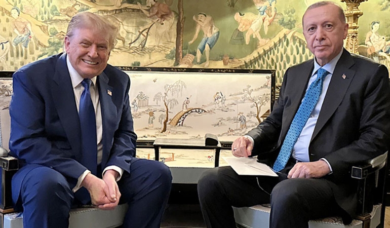 Erdoğan, Lahey’de Trump ile görüştü: Dikkat çeken ‘zarf’ detayı…