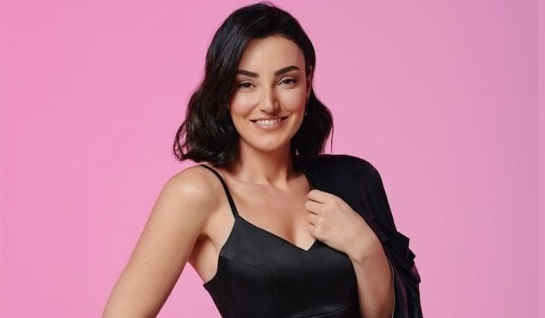 Sevcan Orhan, KKTC’de sahnede fenalaştı… Sağlık durumuyla ilgili açıklama geldi