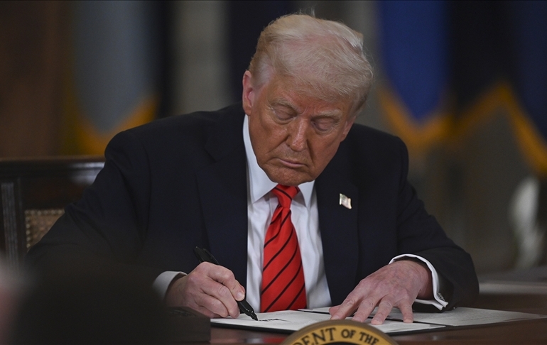 Trump, 12 ülkeden ABD’ye seyahati yasakladı