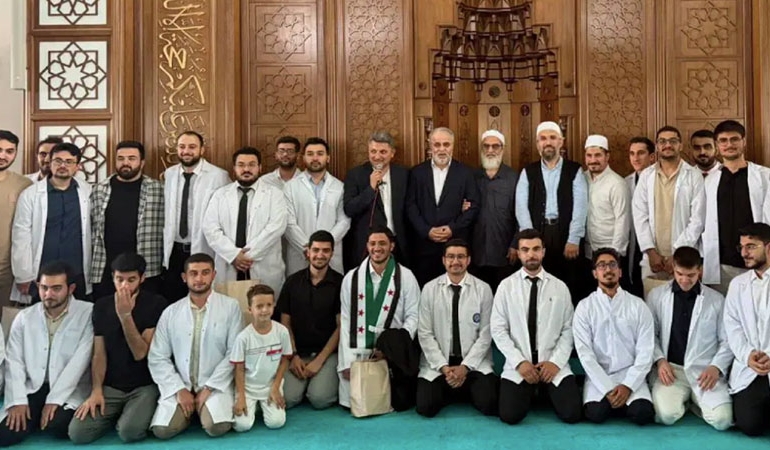 Tıp öğrencilerine camide mezuniyet