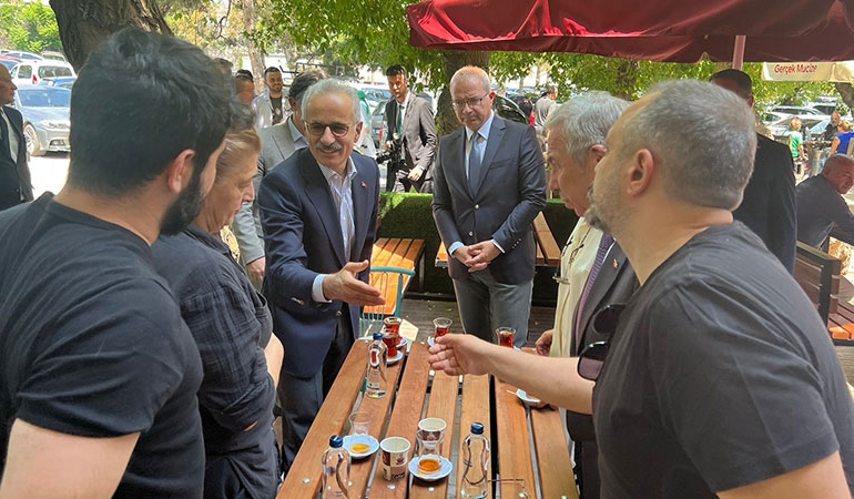 Bakan Uraloğlu, Nihat Genç’i hastanede ziyaret etti