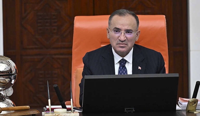 TBMM’de emekli maaşı eleştirisine AKP sıralarından kahkaha… Bozdağ uyardı: O arkadaş dışarı çıksın