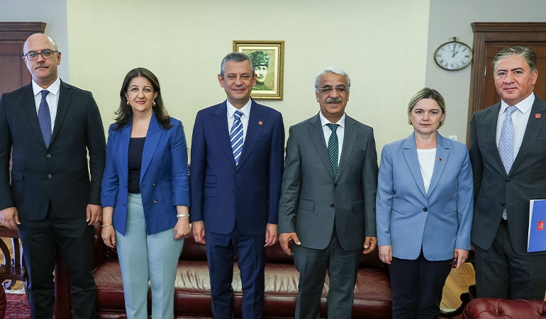 CHP-DEM Parti görüşmesinden ayrıntılar… ‘Özgür Özel komisyona yönelik kırmızı çizgilerini anlattı’