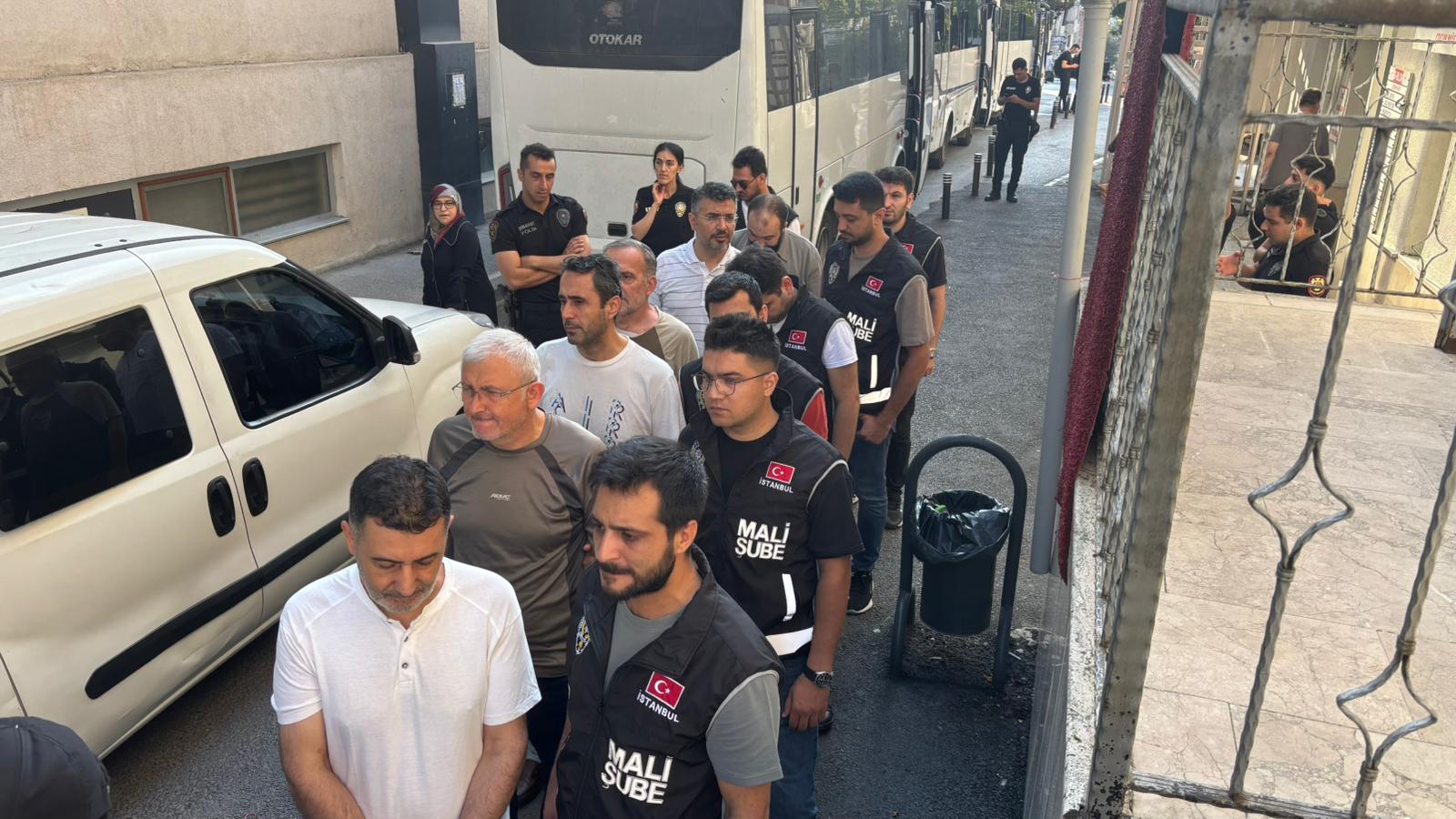 FETÖ'nün güncel finans yapılanmasına yönelik operasyonda yakalanan 23 şüpheli adliyede