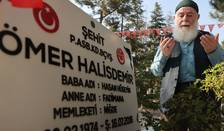 Şehit Ömer Halisdemir unutulmadı! Kahramanın kabrine ziyaretçi akını…