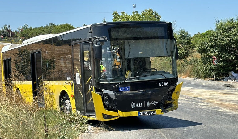 Arnavutköy’de İETT ve otomobil çarpıştı: 1 kişi hayatını kaybetti