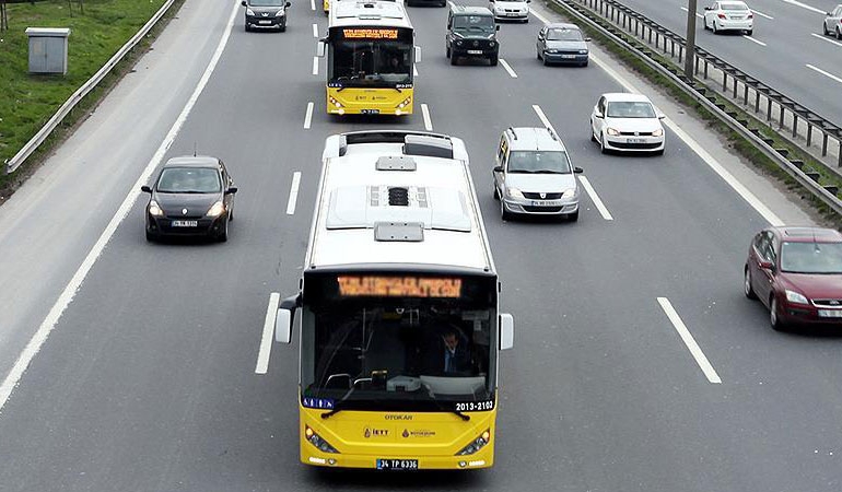 Arızalanan otobüse müdahale eden işçilere otomobil çarptı: 5 yaralı