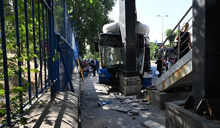 Ankara’da belediye otobüsü kaza yaptı: Yaralılar var