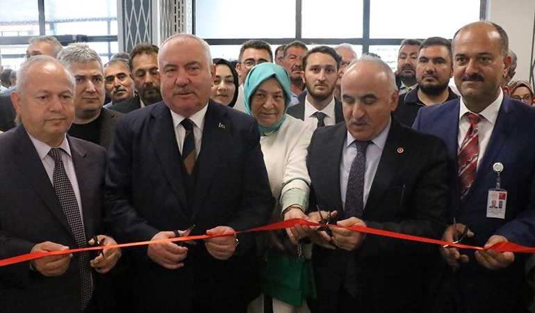 AKP’li vekil MR cihazını kırmızı kurdeleyle açtı