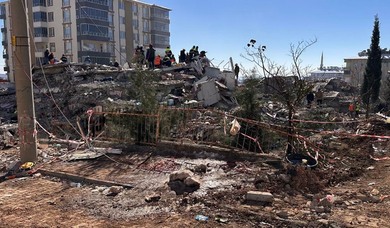 Depremde yıkılan siteyle ilgili AKP’li başkan ve 2 kamu görevlisi için soruşturma izni
