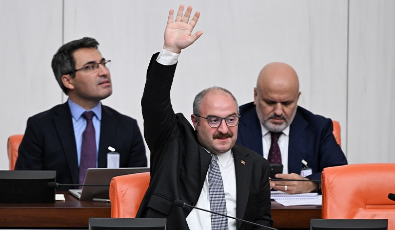 AKP’li Mustafa Varank’tan ‘zeytinlik’ yasasına yönelik tepkilere: Siz ‘geçirmeyeceğiz’ deyince biz de geçirmek için gayret gösteriyoruz