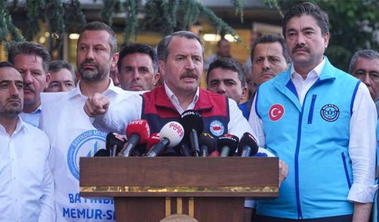 Memur-Sen’den bakanlık önünde eylem… ‘Memurun maaşını kısarak mı enflasyonu dizginleyeceksin?’