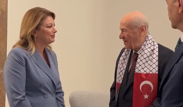Vekiller fotoğraf çektirmek için sıraya girdi… CHP’li Asu Kaya’dan Bahçeli’ye: ‘Meclis sizinle güzel’