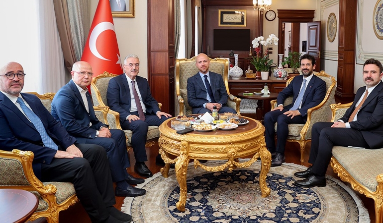 Bursa’da ormanlar yanarken Bilal Erdoğan vali koltuğunda!