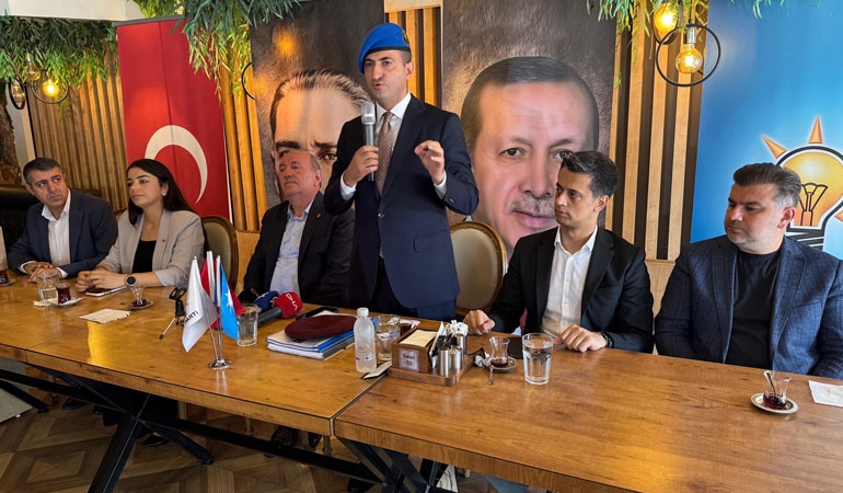AKP’li Çelebi’den şehit ailelerine bölücü açılım ziyareti: Komando beresi taktı