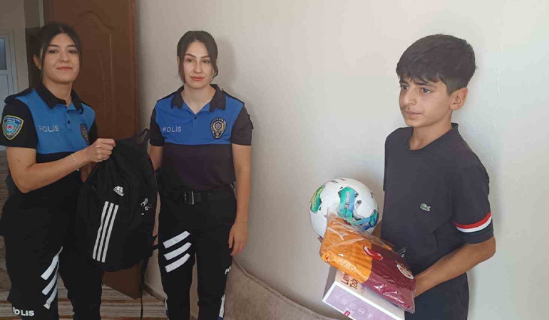 14 yaşındaki çocuk, çöpün yanında bulduğu 1 milyon 600 bin liralık altını polise teslim etti