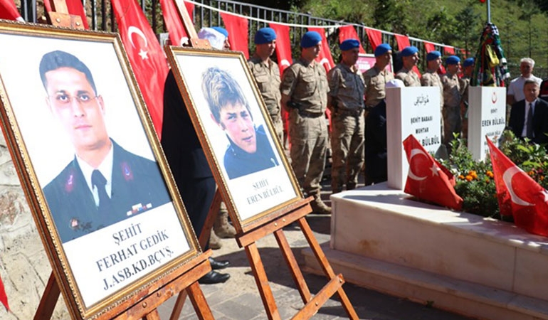 Eren Bülbül ve Başçavuş Ferhat Gedik şehit edilişlerinin 8. yılında anıldı… Validen mezar başında ‘süreç’ övgüsü