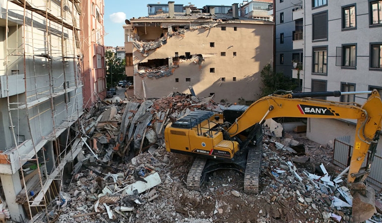Küçükçekmece’de apartman yıkım sırasında çöktü