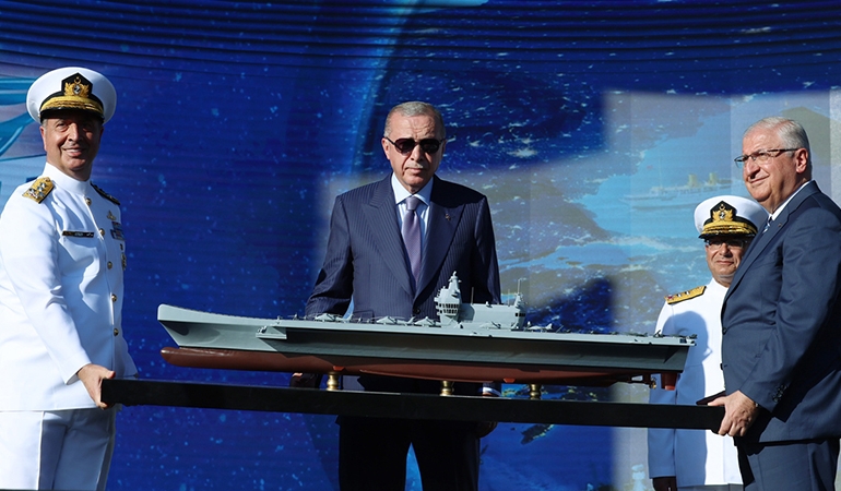 ‘Masa taşıma’ görüntüleri gündemde: Bir ucundan Bakan Güler, bir ucundan amiral tuttu…