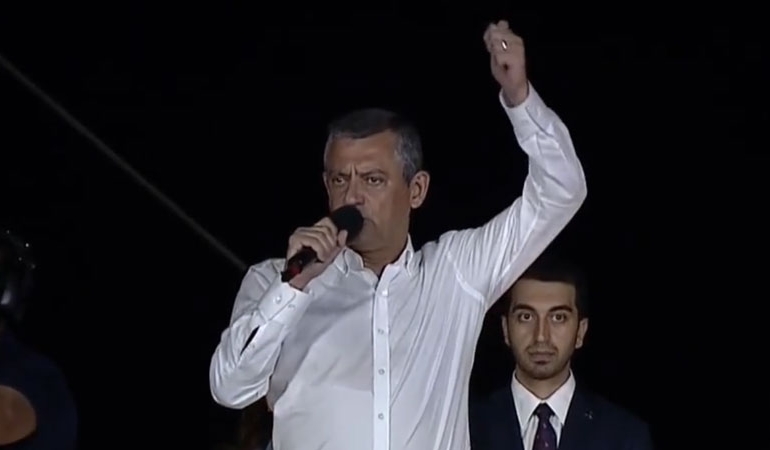 Özgür Özel’den sahte diploma tepkisi: ‘Rejimin paçasından pislik akıyor’