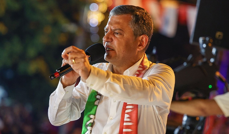 Özgür Özel saat verip Erdoğan’a seslendi: ‘Bekleyin, kuruluş yıl dönümü hediyeniz geliyor’