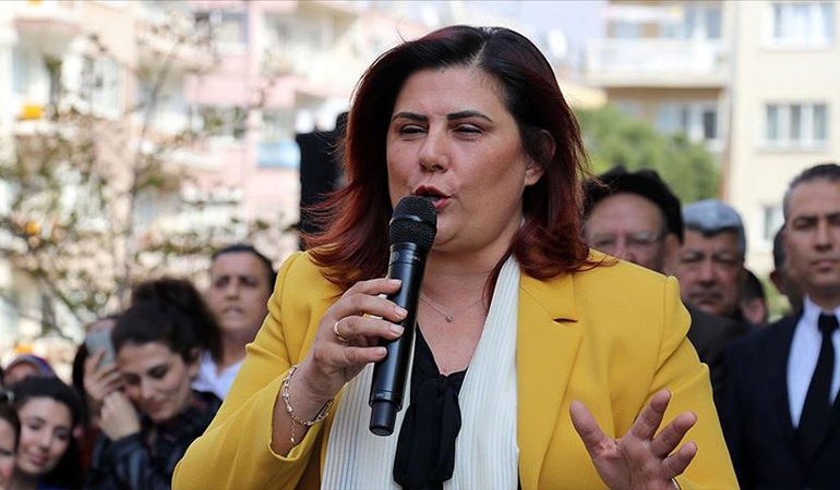 ‘Topuklu Efe’ Özlem Çerçioğlu, AKP’ye mi ‘topukluyor’?