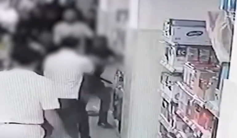 Eski sevgilisini çalıştığı markette darbedip müşteriyi bıçakladı… Serbest bırakıldı!