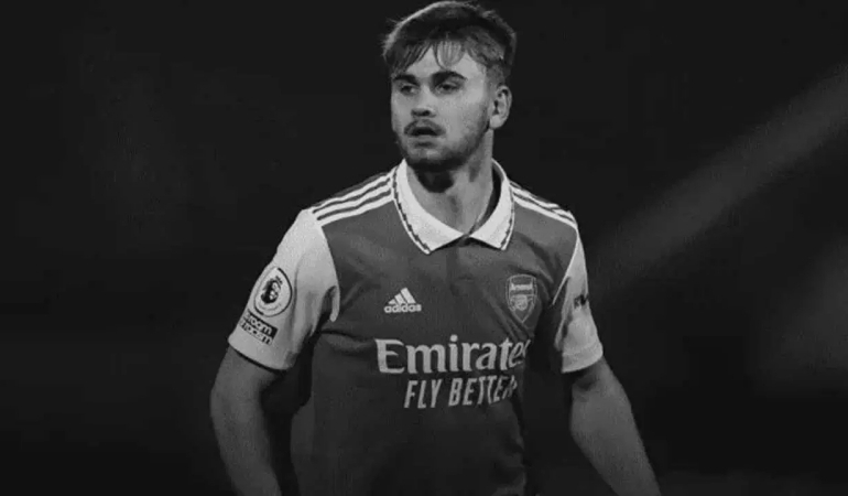 Eski Arsenal futbolcusu, maç sırasında hayatını kaybetti
