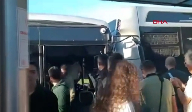 Kadıköy’de 2 metrobüs çarpıştı