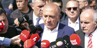 Gürsel Tekin, CHP İstanbul İl Başkanlığı önünde konuştu