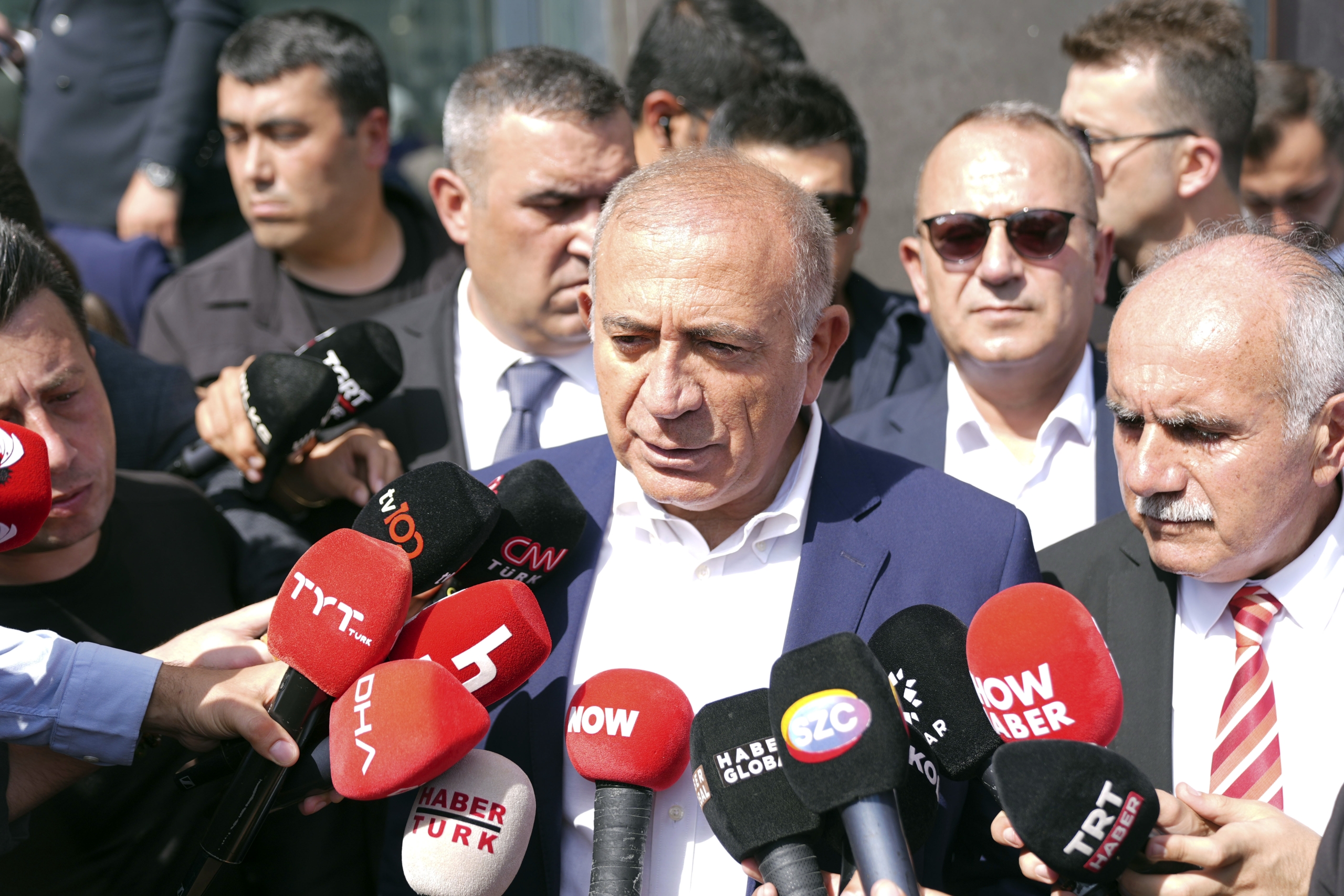 Gürsel Tekin, CHP İstanbul İl Başkanlığı önünde konuştu