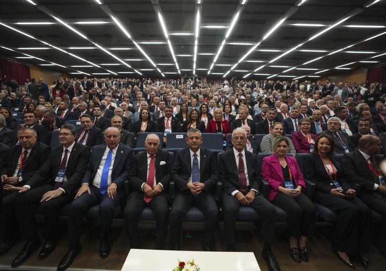 CHP’de ‘kayyum’ kurultayı… Özel yeniden genel başkan seçildi