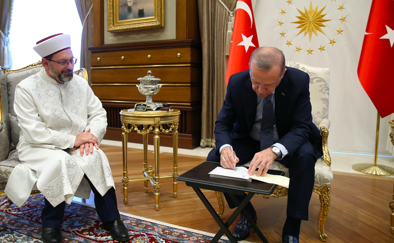 AKP’li isimden dikkat çeken Ali Erbaş sözleri: ‘Diyanet böyle yıpranmamıştı’