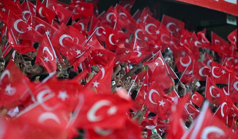 Milli maçta bölücü açılıma tepki!