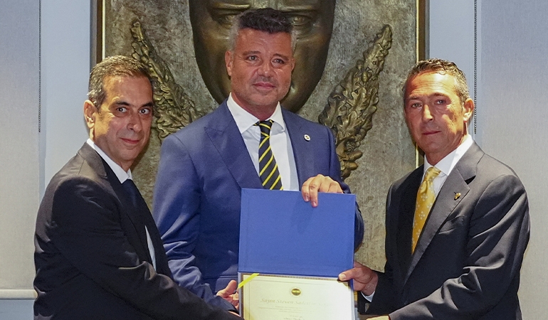 Sadettin Saran, Ali Koç’tan mazbatasını aldı