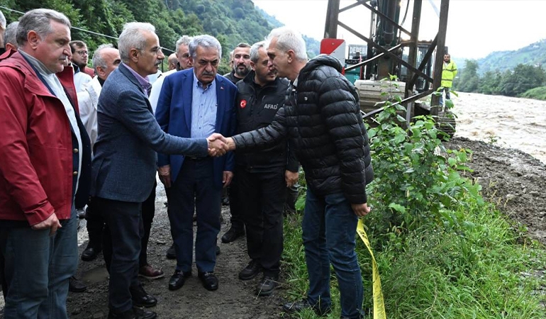 Bakan Uraloğlu, 44 bin liralık ayakkabıyla sel teftişinde!