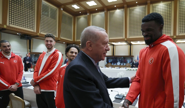 Erdoğan, 12 Dev Adam’ı kabul etti: Adem Bona ile ilginç diyalog